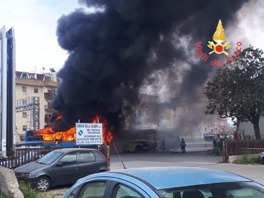 Gli autobus avvolti dalle fiamme