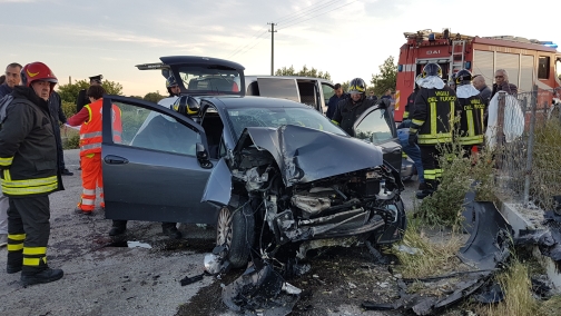 Incidente nel Cosentino, auto impatta contro un muroUomo muore sul colpo, in gravi condizioni la moglie