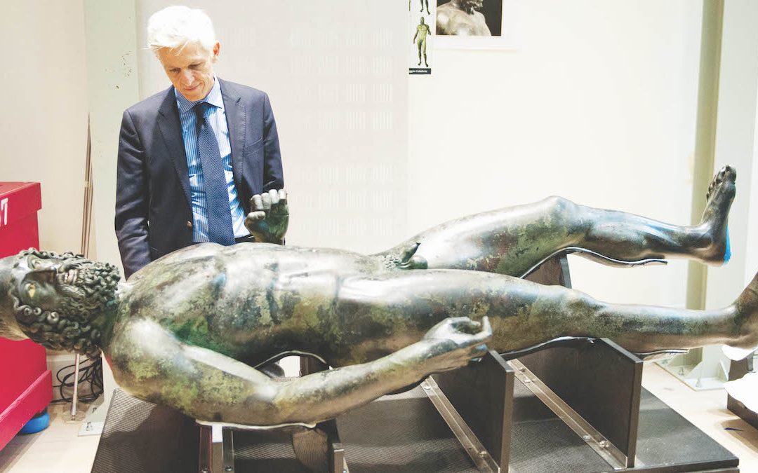Massimo Bray con un Bronzo di Riace