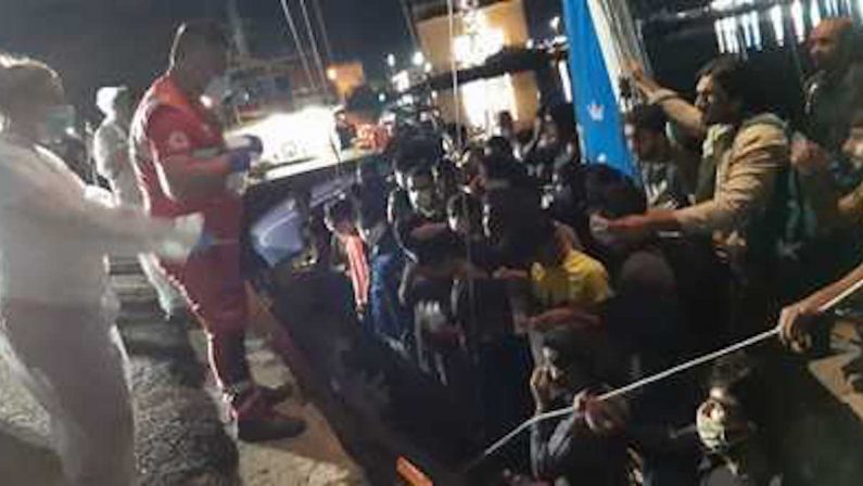 Altri 62 migranti sbarcati al porto di Crotone