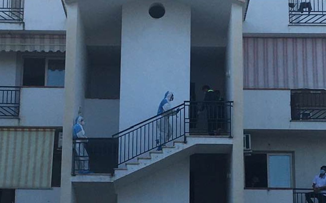 Alcuni migranti assistiti nel centro di accoglienza di Amantea