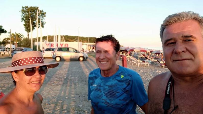 Gianni Morandi "di corsa" sul lungomare di Rossano