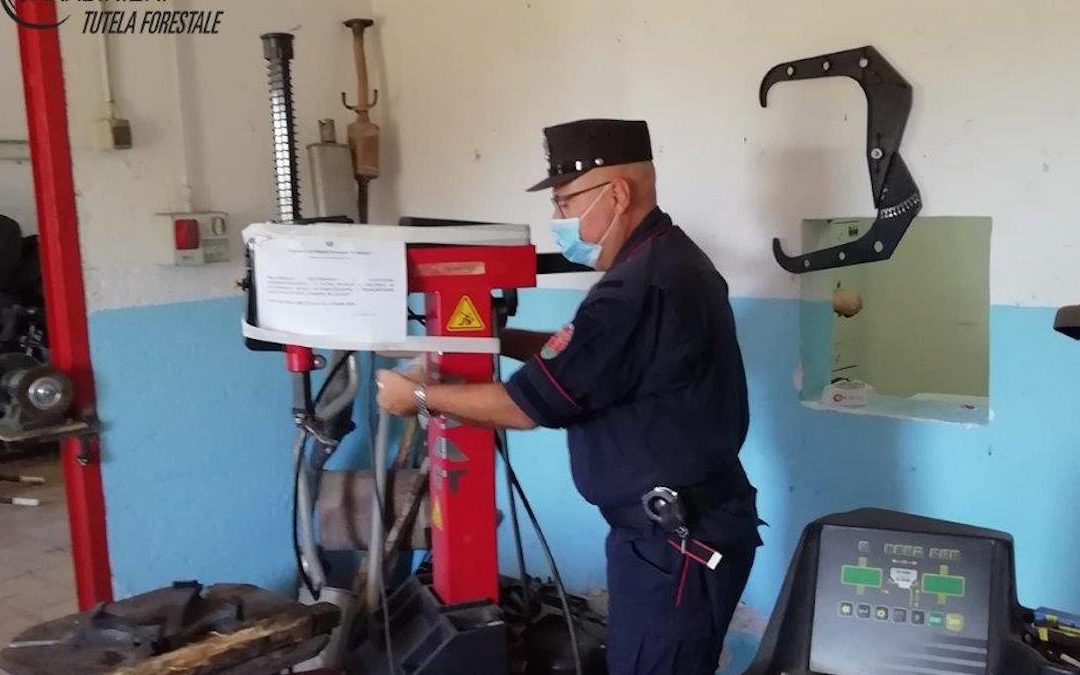 I militari durante il sequestro dell'officina