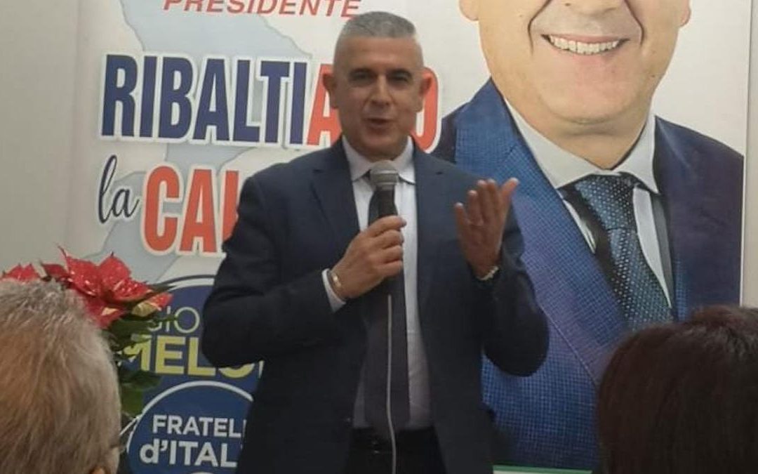 Orlando Fazzolari durante la campagna elettorale per le regionali