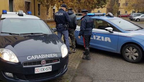 Rapina con ostaggio e fumogeni in gioielleria a Napoli