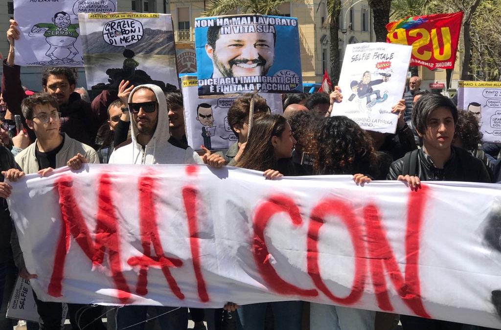 FOTO – La protesta anti Salvini a Catanzaro tra striscioni e fischi