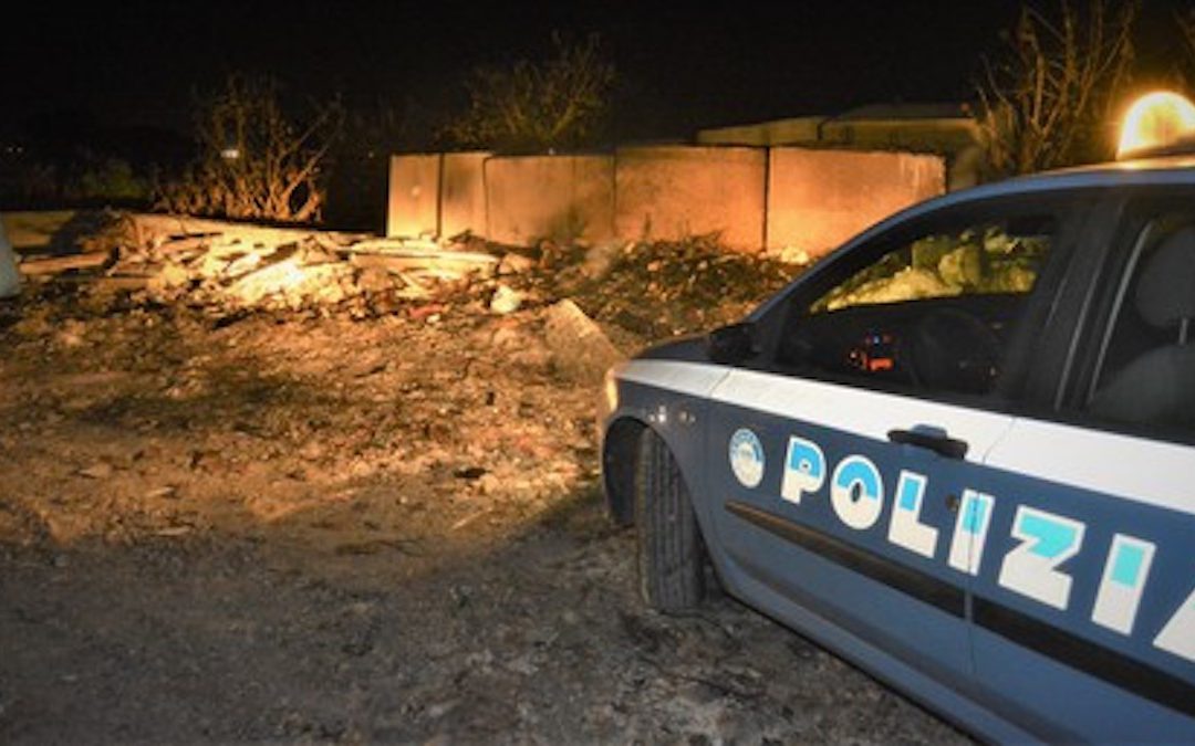 Una volante della polizia sul luogo dell'incendio