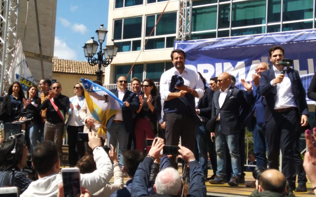 FOTO – Il comizio di Matteo Salvini in piazza a Catanzaro: «Liberiamo la Regione dalla sinistra»