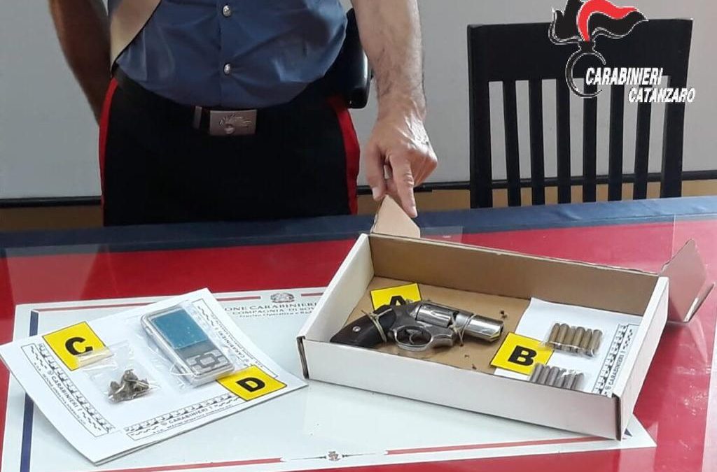 Arma e droga sequestrati
