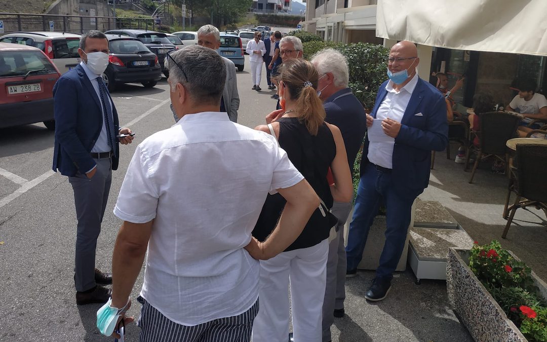 Il direttore Asp Lorenzo Bochicchio mentre discute con i sindacalisti