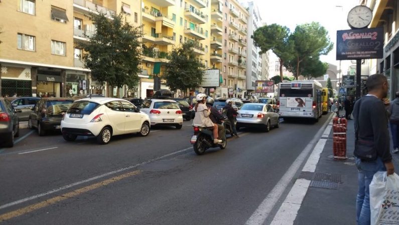 Ruba un portafogli e spende oltre mille euro in vestiti e profumi, arrestato un calabrese a Roma