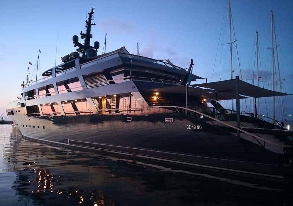 FOTO – Giorgio Armani nel porto di Vibo Valentia con il lussuoso Yacht