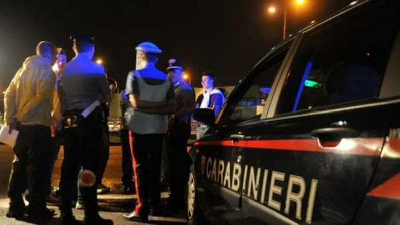 Spacciavano droga nel parcheggio di un bar, due arresti