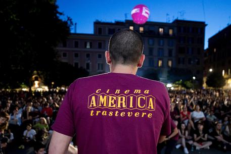 Radical Chic. Mettiamo tutti la t-shirt bordeaux del Cinema America, anche Salvini