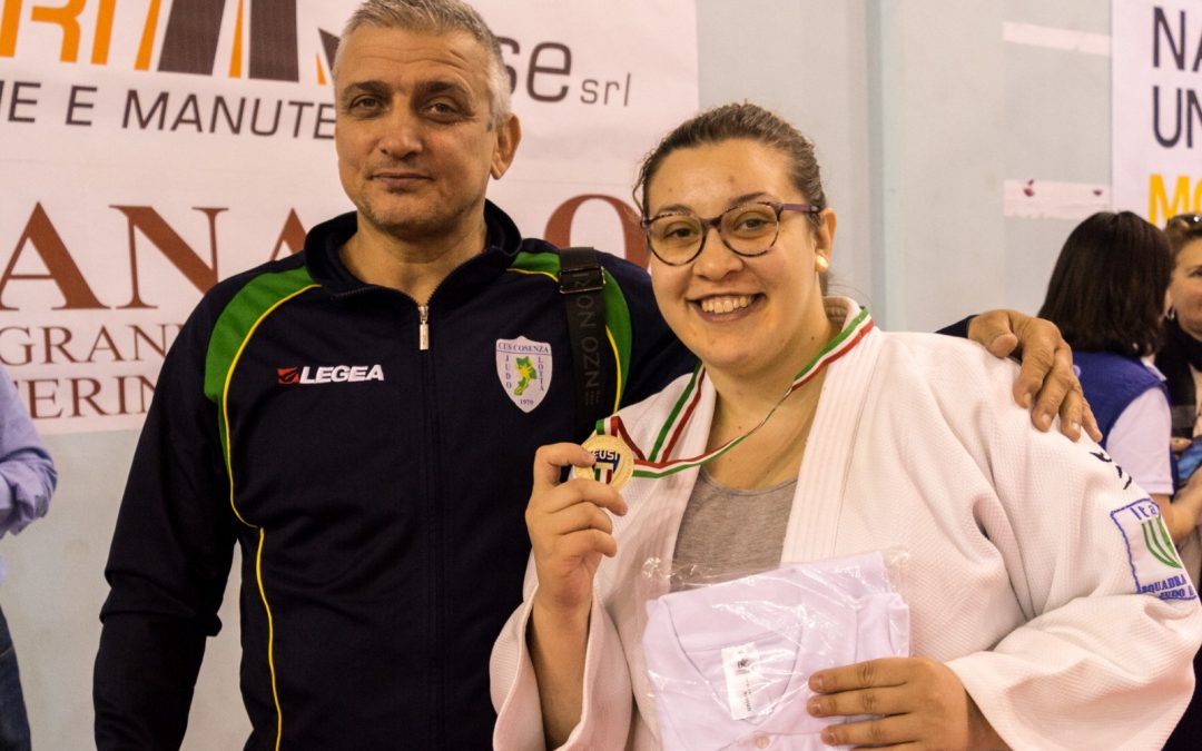Debora Sala mostra una delle medaglie vinte in carriera insieme al suo allenatore Metodi Metchkarov