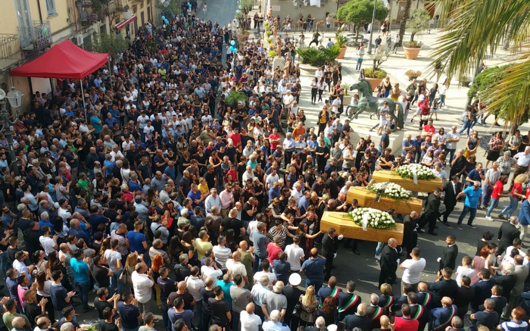 FOTO – Strage di giovani nelle strade del vibonese  La folla alle esequie delle tre vittime di Soriano