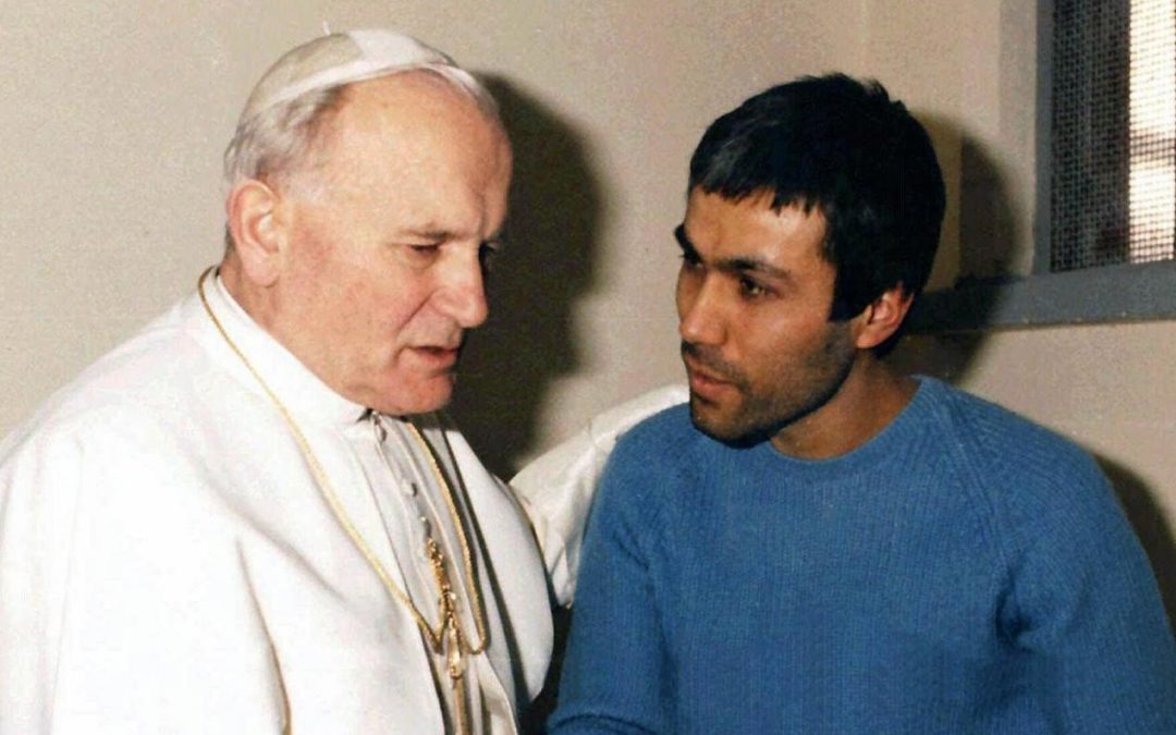 Lo storico incontro tra GIovanni Paolo II e Ali Agca