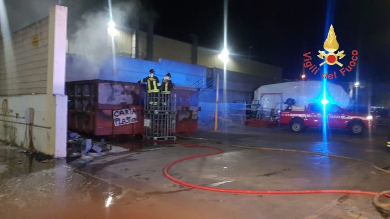 Roccelletta di Borgia, in fiamme cassonetti dei rifiutiL'incendio divampato nei pressi di un cantiere nautico