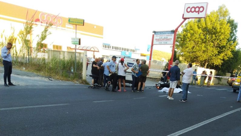 Incidente stradale a Catanzaro, muore un 34enneFatale lo scontro tra la sua moto e un furgone