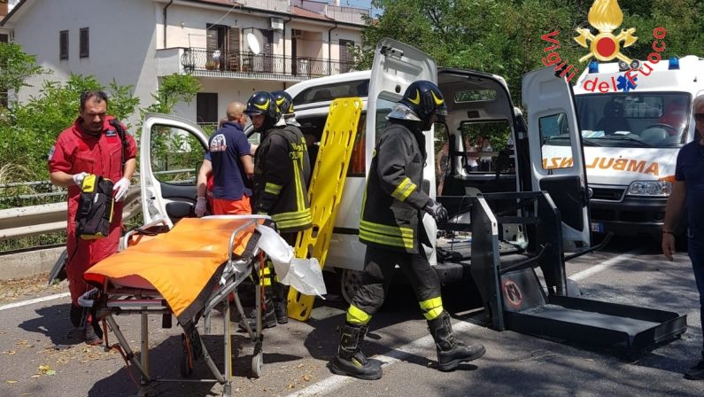 Incidente stradale nel Lametino, ferita una donnaUn furgone perde il controllo e sbatte contro il guardrail
