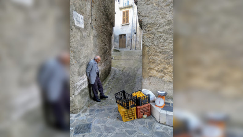 Il venditore di nespole di Francesco MangialavoriUno scatto nel borgo di Civita diventato fenomeno virale