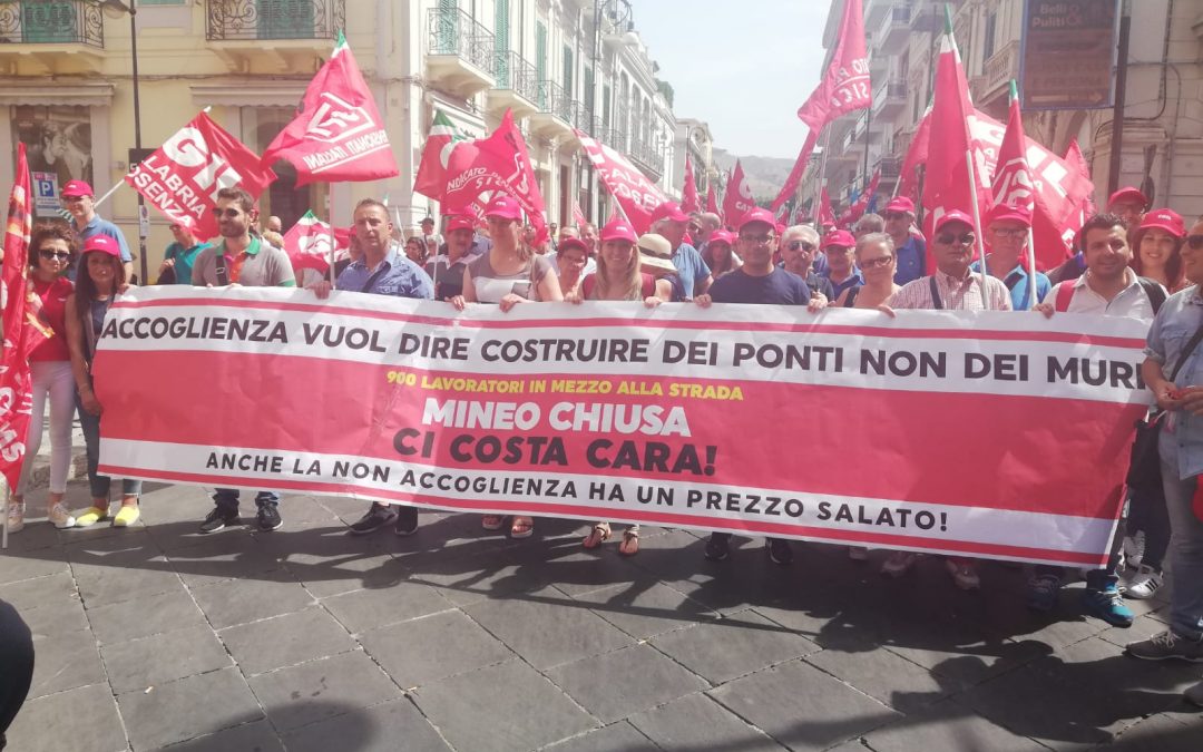 FOTO – In migliaia a Reggio Calabria per “Ripartire dal Sud”  Le immagini del corteo organizzato da Cgil-Cisl-Uil