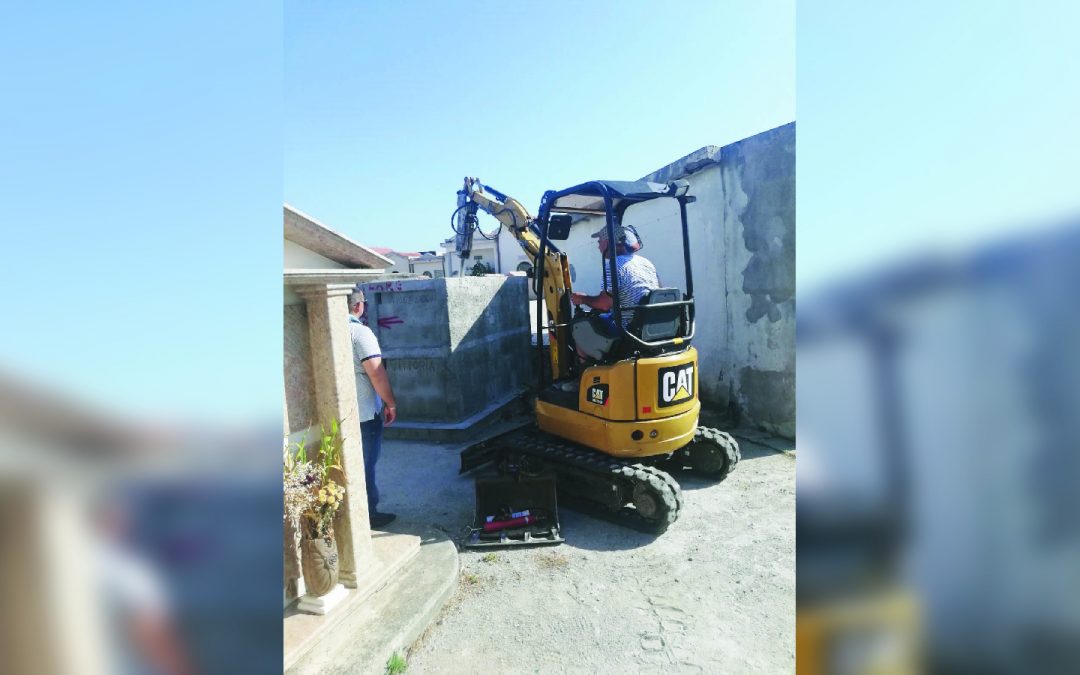 Ruspe a lavoro al cimitero di Locri