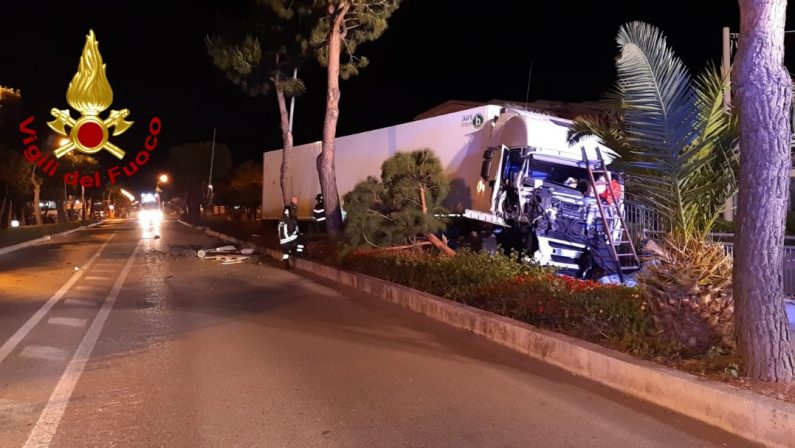 Incidente stradale nella notte a Santa Maria del CedroTir perde il controllo e finisce fuori strada sulla statale 18