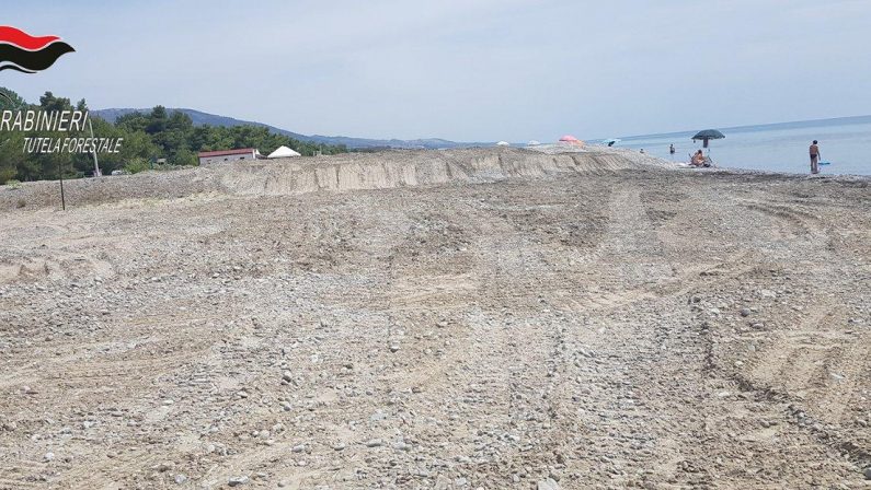 Spiaggia sbancata e rischio erosione costieraArea sequestrata e due denunce nel Cosentino