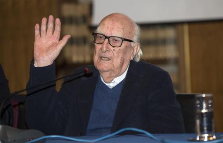 Andrea Camilleri ricoverato in condizioni critiche
Lo scrittore, 93 anni, ha avuto un arresto cardiaco