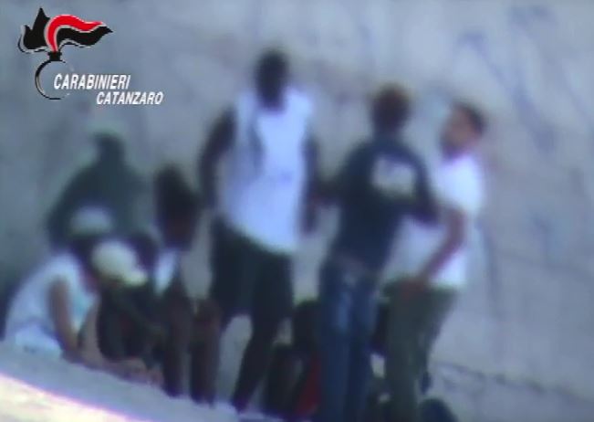 Lo spaccio di droga ripreso dai carabinieri