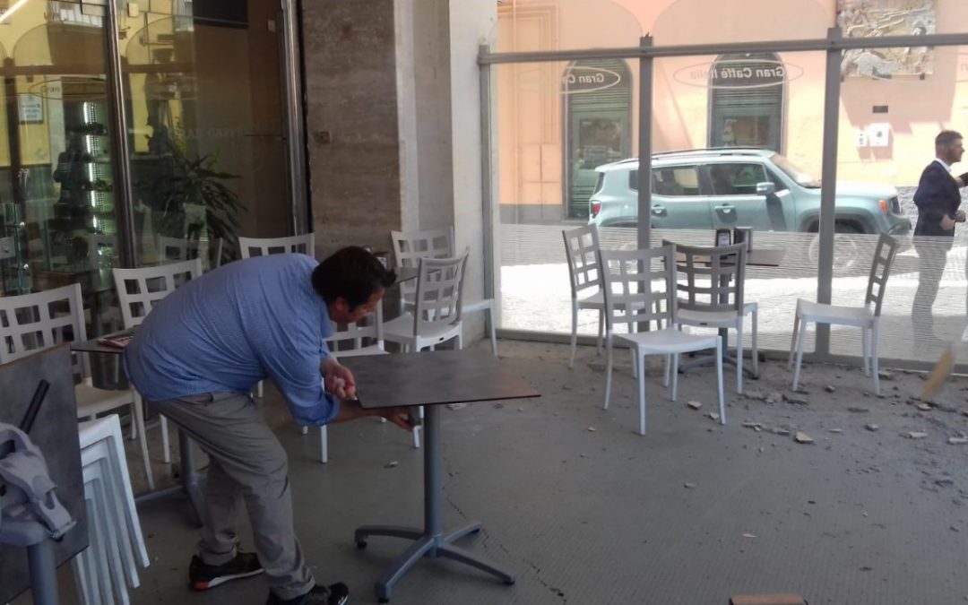 Si stacca un cornicione sui tavolini del bar, tragedia sfiorata nel centro di Potenza
