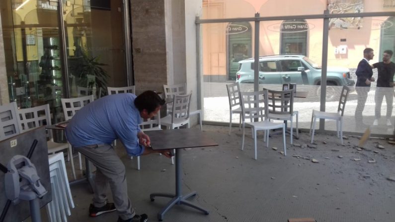 Si stacca un cornicione sui tavolini del bar, tragedia sfiorata nel centro di Potenza – FOTOGALLERY