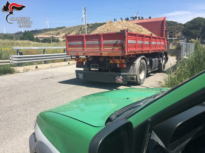 Letame sversato in un terreno incolto a CrotoneDue persone denunciate dai carabinieri forestali