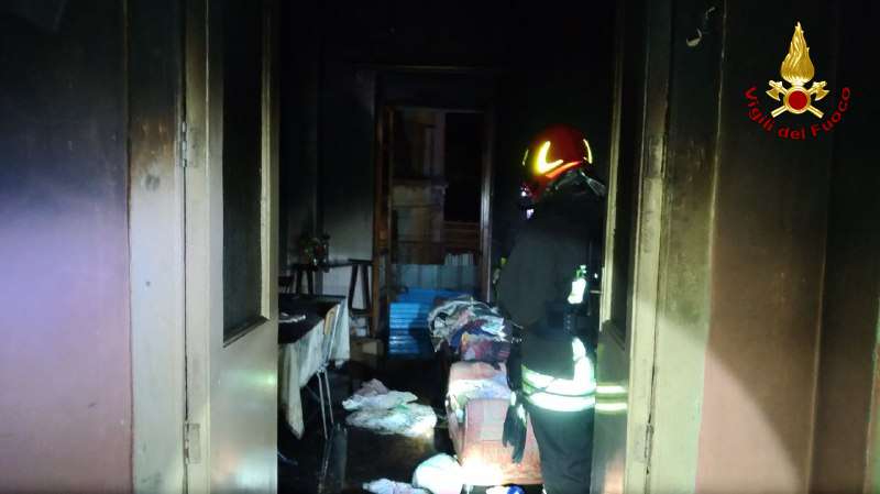 L'intervento dei vigili del fuoco nell'abitazione