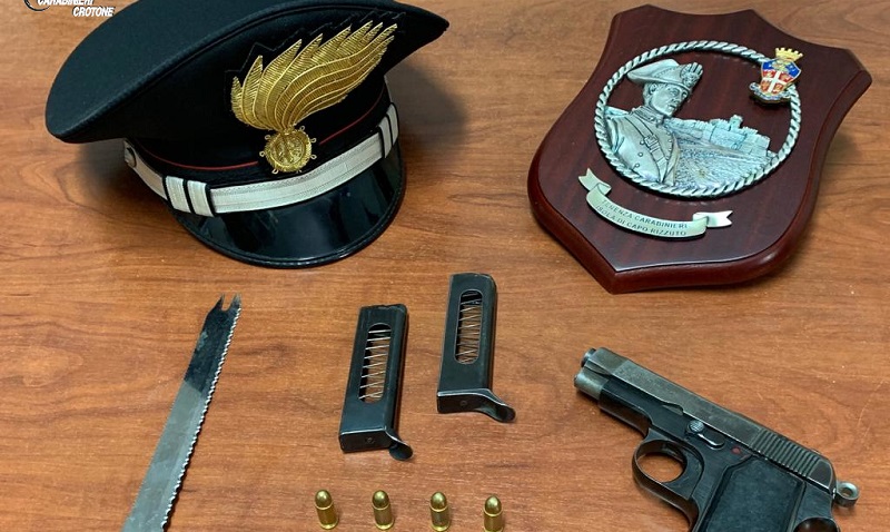Il coltello e la pistola sequestrati