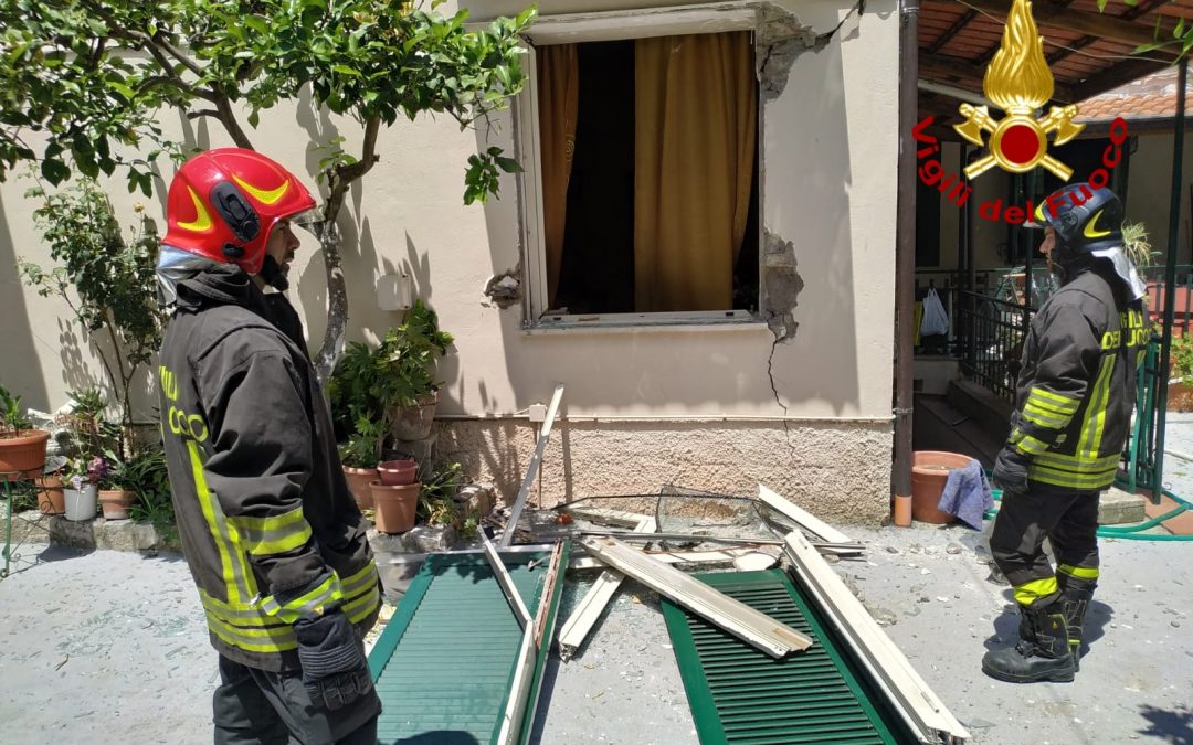 Violenta esplosione in una villetta a Lauro: gravi danni all’abitazione e due persone ferite