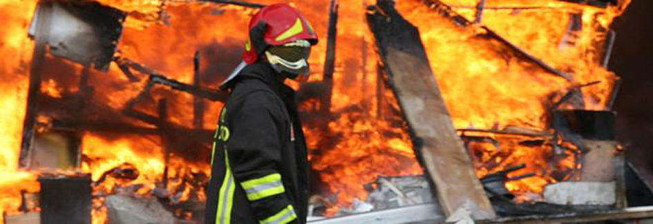 Rifiuti: a Napoli vasto incendio vicino a campo rom Scampia