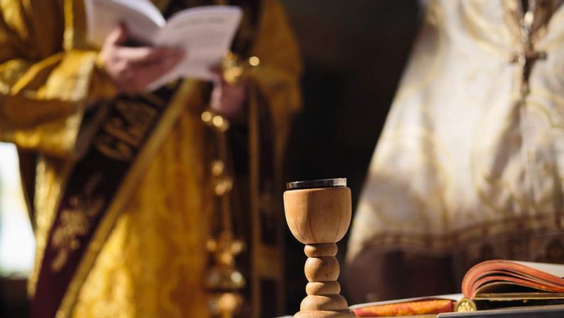 Crotone, vestito da sacerdote tenta furto in chiesa: arrestato