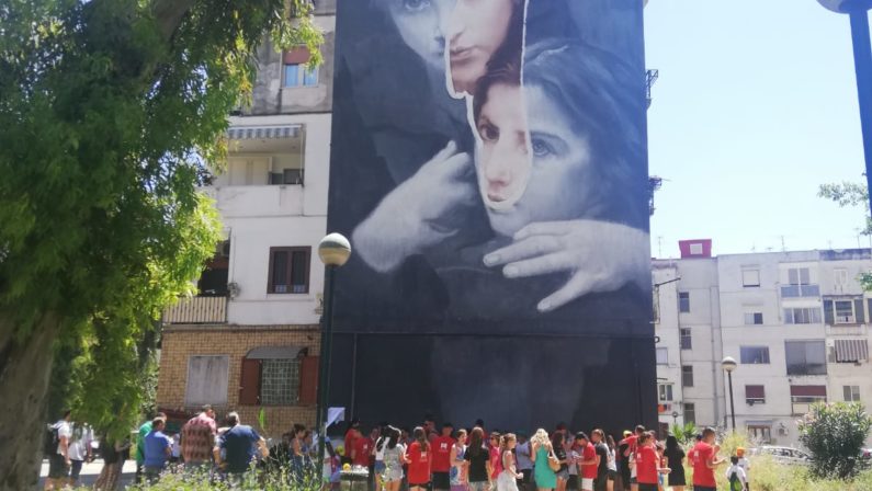 Napoli, il famoso street artista internazionale Gomez ha inaugurato il nuovo programma di riqualificazione artistica