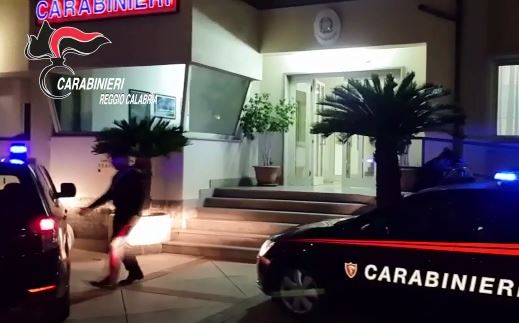 Si fingono turisti dopo lo sbarco dei migranti, arrestati due scafisti nel Reggino