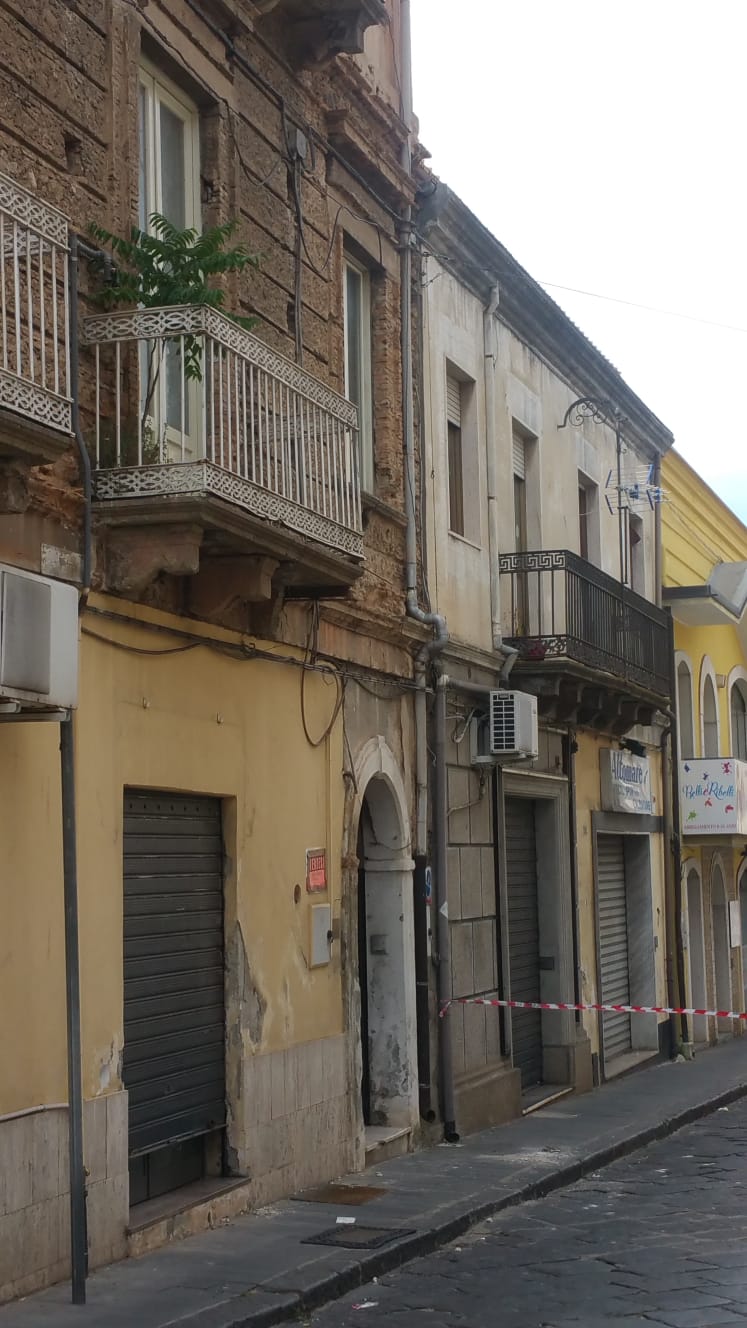 FOTO - Tragedia sfiorata in pieno centro a ViboCadono porzioni di cornicione nei pressi del corso