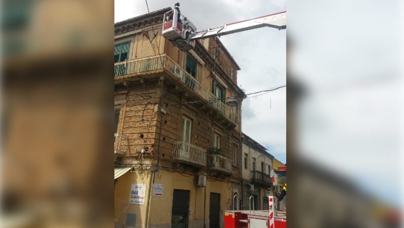 Vibo, tragedia sfiorata in pieno centro  Si stacca un’ampia porzione di cornicione