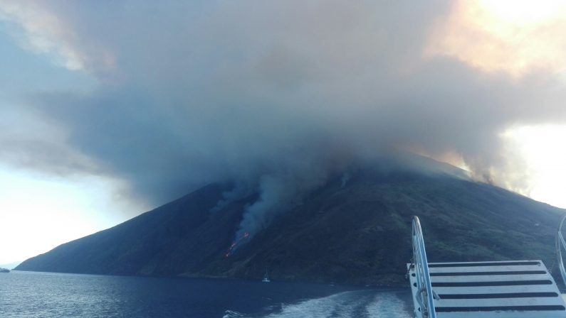 FOTO - Eruzione dello Stromboli, le immagini da una delle imbarcazioni in crociera dalla Calabria