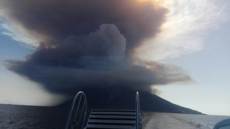 Eruzione dello Stromboli, colonna di fumo alta centinaia di metriLe immagini riprese da un'imbarcazione in minicrociera