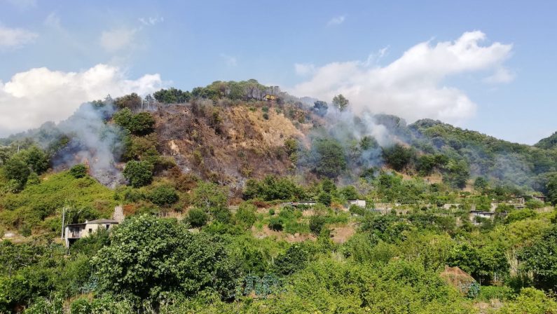 Vasto incendio divampa alle porte di Acquaro nel ViboneseSul posto i vigili del fuoco intervenuti dopo alcune ore