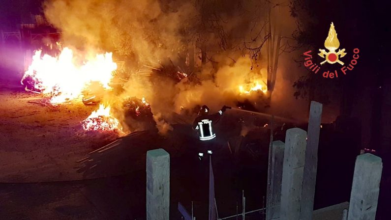 Incendio nella notte a Germaneto, devastato cantiere edileAvviate indagini per appurare la possibile matrice dolosa