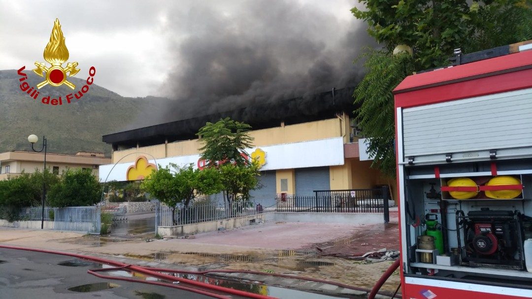 L'edificio in fiamme