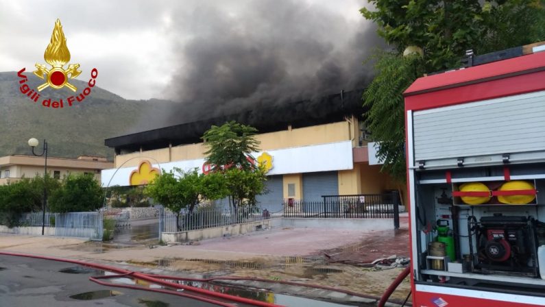 Incendio distrugge magazzino commerciale a Praia a MarePer domare le fiamme necessarie 4 squadre dei Vigili del Fuoco