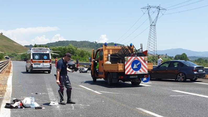 Incidente stradale sull'Autostrada A2 del MediterraneoConiugi su una moto perdono il controllo, feriti in gravi condizioni